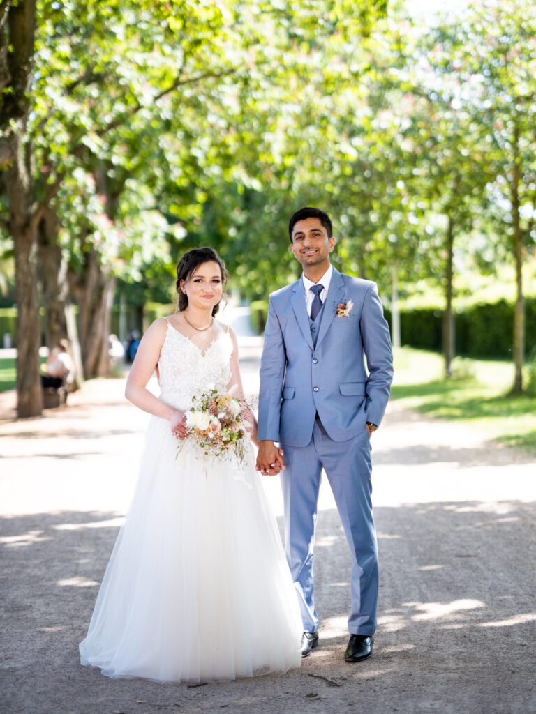 Glückliches Brautpaar beim Paar-Shooting einer internationalen Hochzeit weltweit fotografiert von Leila Martin