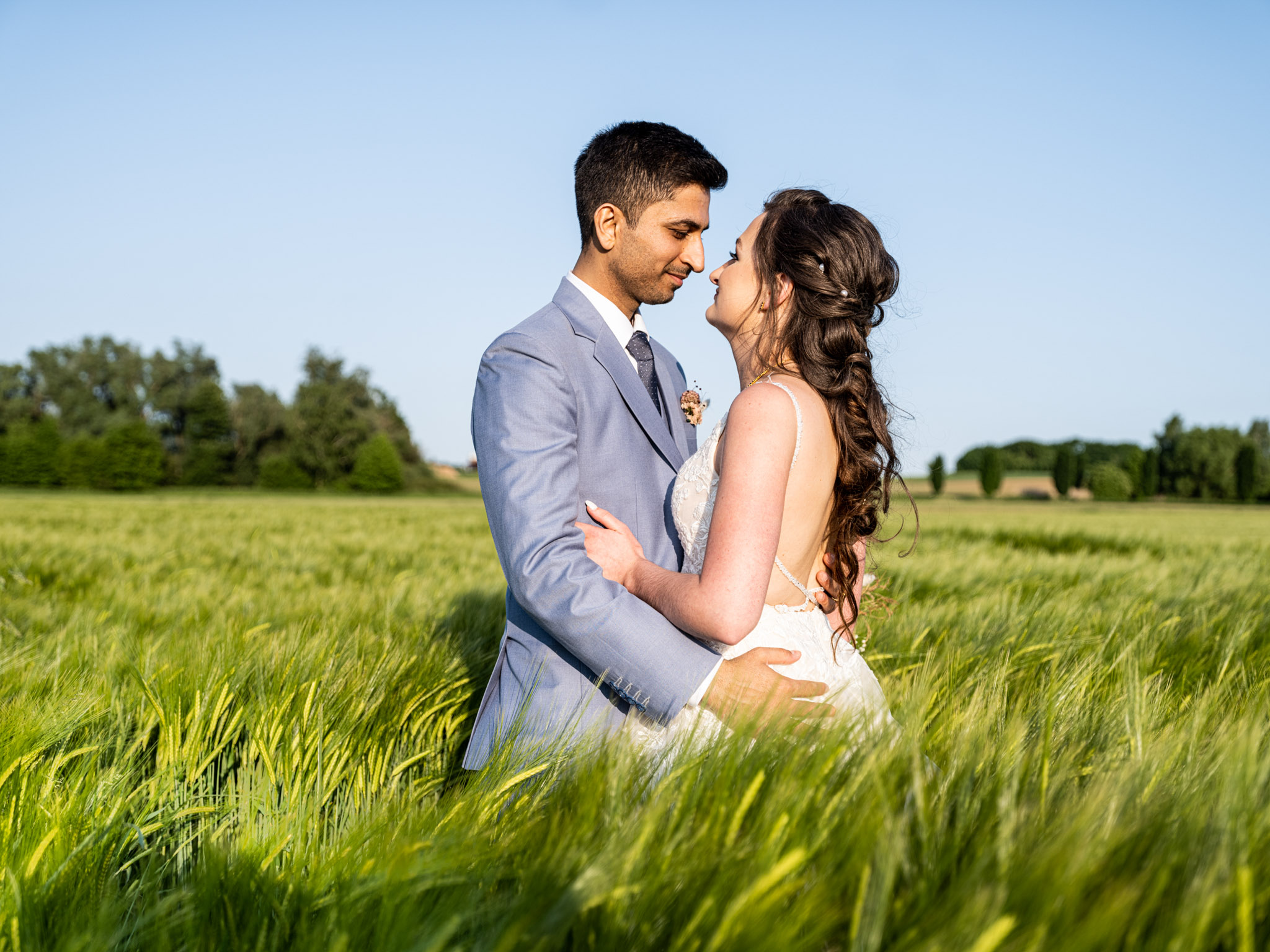 Glückliches Brautpaar beim Paar-Shooting einer internationalen Hochzeit weltweit fotografiert von Leila Martin