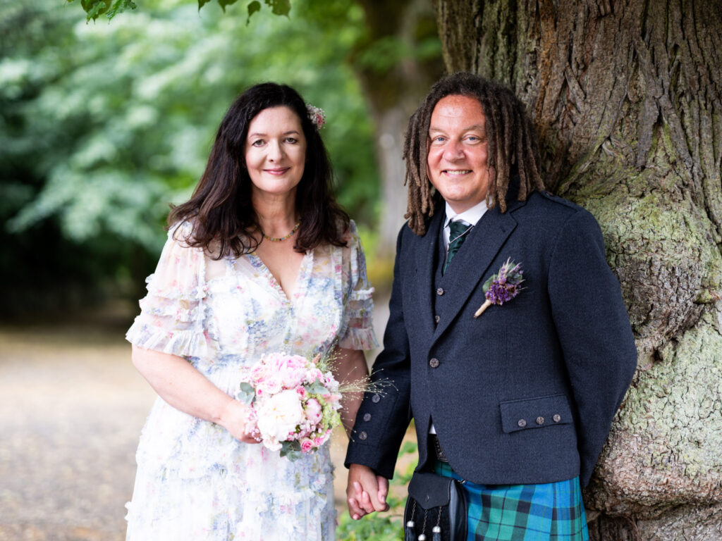 Glückliches Brautpaar beim Paar-Shooting einer internationalen Hochzeit weltweit fotografiert von Leila Martin