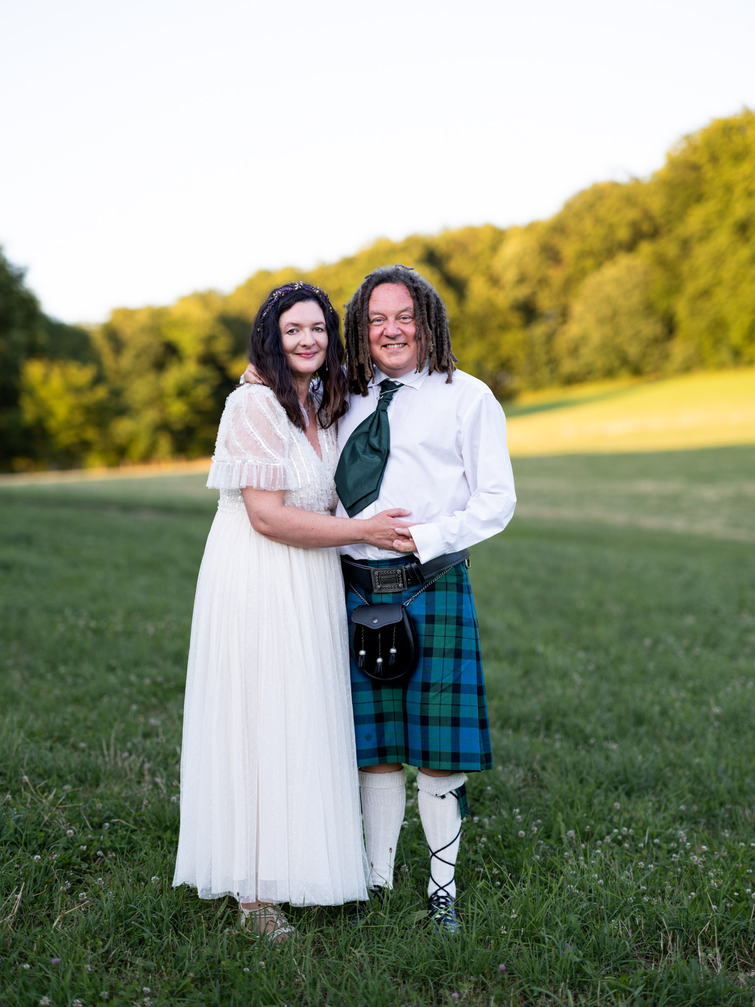 Glückliches Brautpaar beim Paar-Shooting einer internationalen Hochzeit weltweit fotografiert von Leila Martin